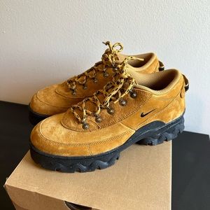 Nike Women’s Lahar Low in Wheat